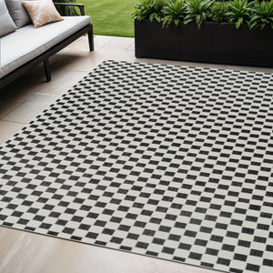 Homeroots 5' X 7' Black And White Geometric Distressed Indoor Outdoor Area Rug  Polypropylene 558810