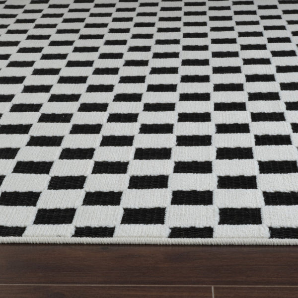HomeRoots 4' Black and White Geometric Distressed Area Rug - Durable, Stylish Indoor/Outdoor Essential for Homes 5' X 7' 558810