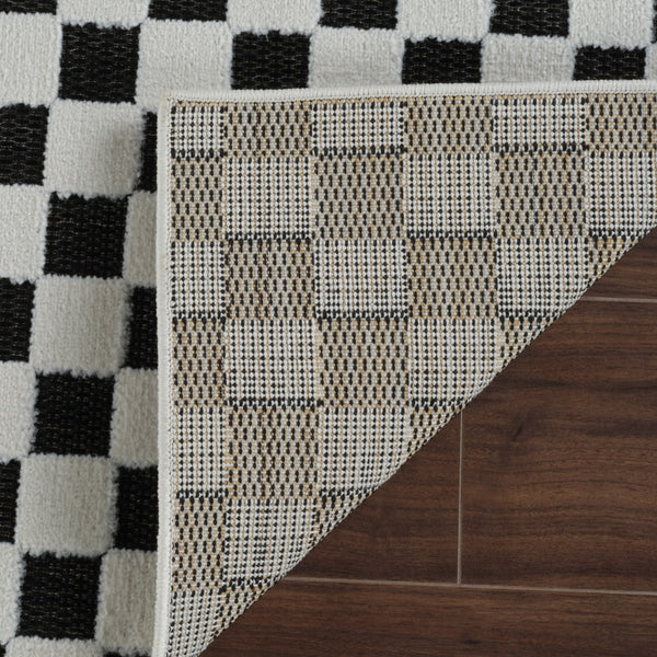 Homeroots 5' X 7' Black And White Geometric Distressed Indoor Outdoor Area Rug  Polypropylene 558810