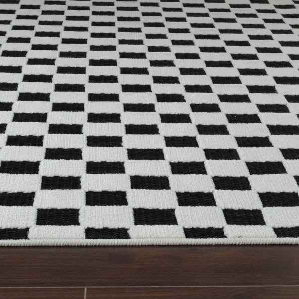 Homeroots 5' X 7' Black And White Geometric Distressed Indoor Outdoor Area Rug  Polypropylene 558810