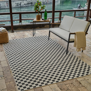 Homeroots 5' X 7' Black And White Geometric Distressed Indoor Outdoor Area Rug  Polypropylene 558810