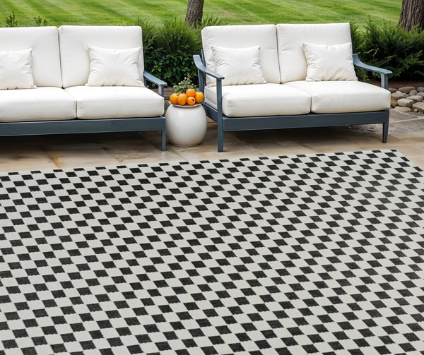 Homeroots 6' X 9' Black And White Geometric Distressed Indoor Outdoor Area Rug  Polypropylene 558811