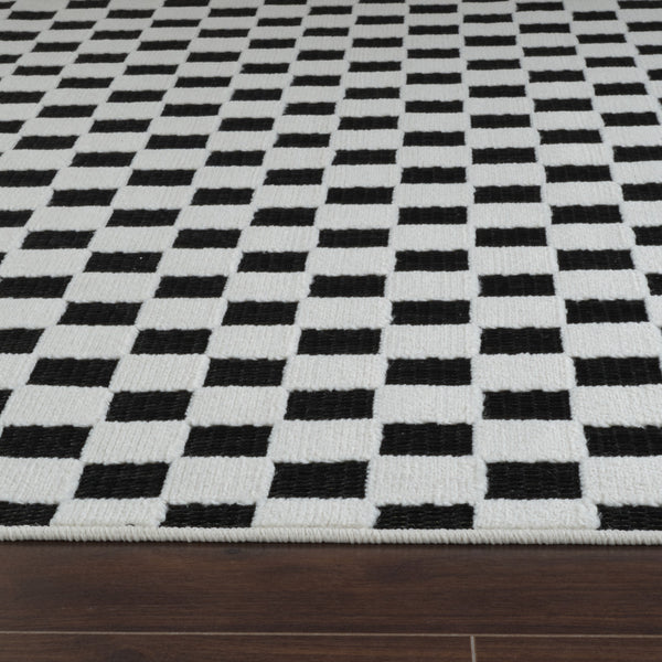 Homeroots 6' X 9' Black And White Geometric Distressed Indoor Outdoor Area Rug  Polypropylene 558811
