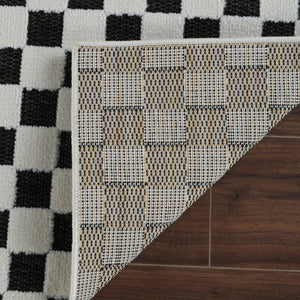 Homeroots 6' X 9' Black And White Geometric Distressed Indoor Outdoor Area Rug  Polypropylene 558811