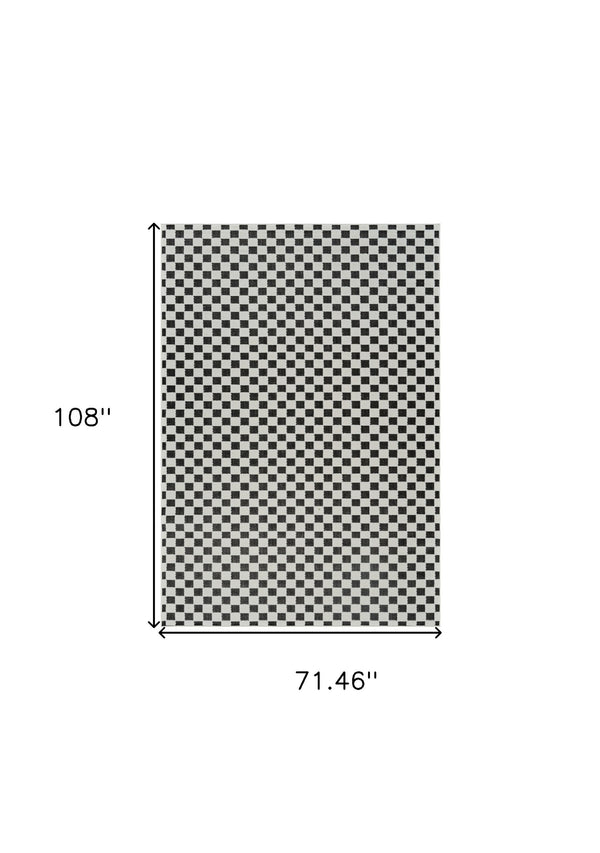 Homeroots 6' X 9' Black And White Geometric Distressed Indoor Outdoor Area Rug  Polypropylene 558811