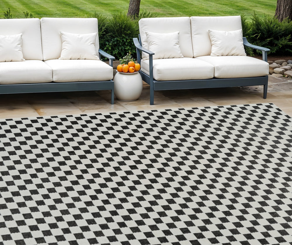 Homeroots 8' X 10' Black And White Geometric Distressed Indoor Outdoor Area Rug  Polypropylene 558812