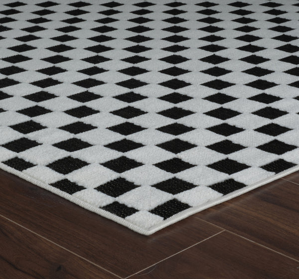 Homeroots 8' X 10' Black And White Geometric Distressed Indoor Outdoor Area Rug  Polypropylene 558812