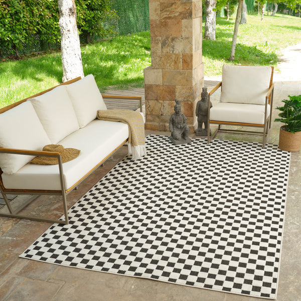 Homeroots 8' X 10' Black And White Geometric Distressed Indoor Outdoor Area Rug  Polypropylene 558812