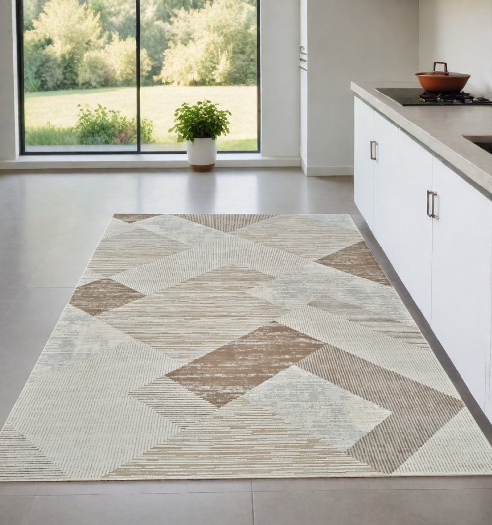HomeRoots 4' Beige and Brown Abstract Distressed Area Rug - Modern Elegance for Living Spaces, Easy Care & Durable 4' X 6' 558876