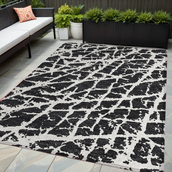 HomeRoots 5' Beige and Ivory Abstract Area Rug - Washable, Non-Skid, Stylish for Indoor and Outdoor Spaces 5' X 8' 559239