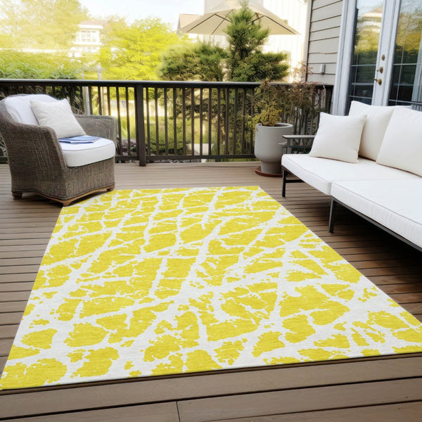 HomeRoots 5' Beige and Ivory Abstract Area Rug - Washable, Non-Skid, Stylish for Indoor and Outdoor Spaces 5' X 8' 559338