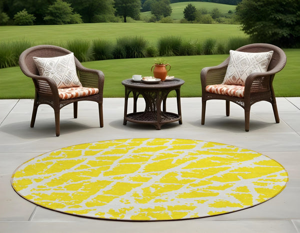 HomeRoots 5' Beige and Ivory Abstract Area Rug - Washable, Non-Skid, Stylish for Indoor and Outdoor Spaces 8' Round 559339
