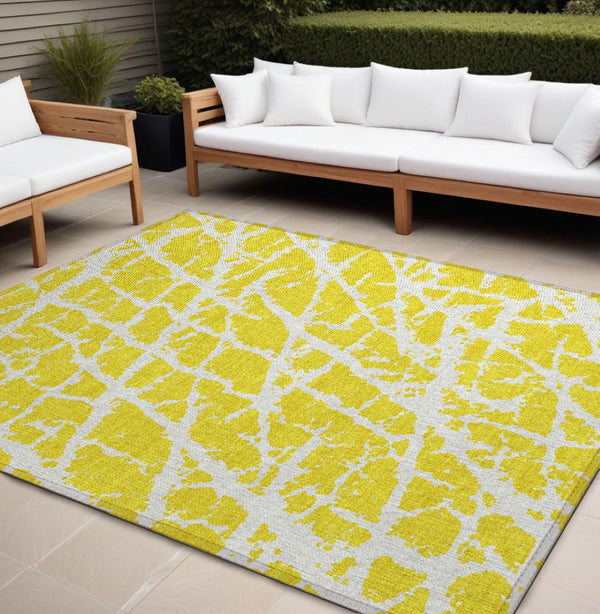HomeRoots 5' Beige and Ivory Abstract Area Rug - Washable, Non-Skid, Stylish for Indoor and Outdoor Spaces 9' X 12' 559341