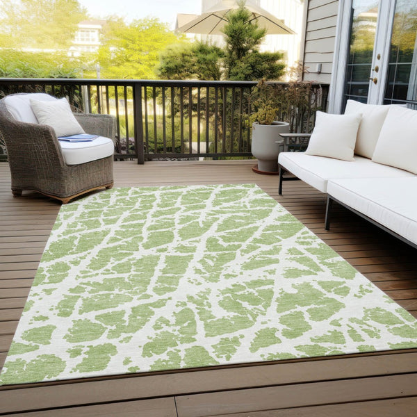HomeRoots 5' Beige and Ivory Abstract Area Rug - Washable, Non-Skid, Stylish for Indoor and Outdoor Spaces 5' X 8' 559626