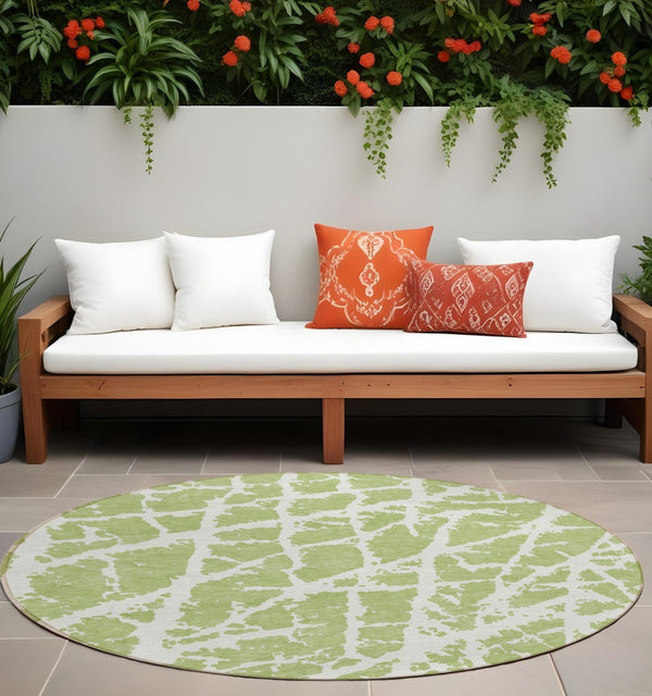 HomeRoots 5' Beige and Ivory Abstract Area Rug - Washable, Non-Skid, Stylish for Indoor and Outdoor Spaces 8' Round 559627