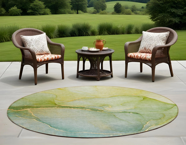 Homeroots 8' Round Green Round Abstract Washable Non Skid Indoor Outdoor Area Rug Green Polyester 559807