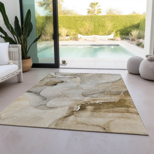 HomeRoots 5' Abstract Indoor Outdoor Area Rug - Stylish Washable Design for Living Spaces and Patios Beige 560444