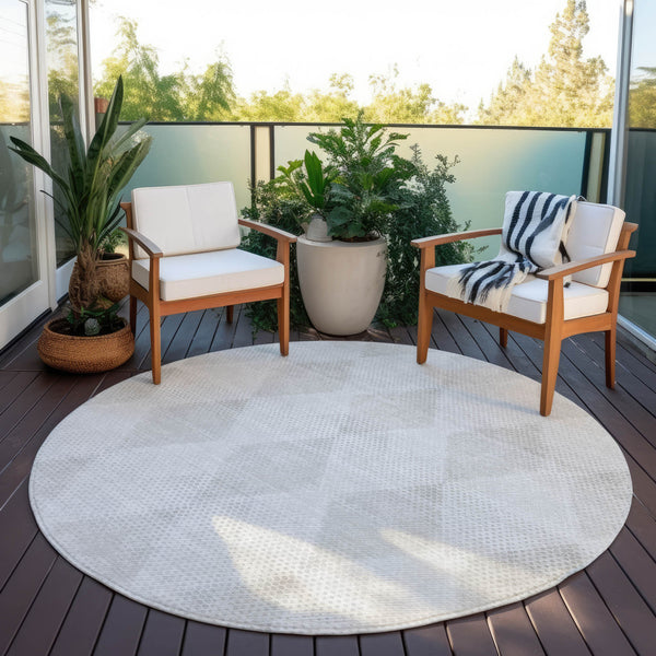 Homeroots 8' Round Ivory Round Geometric Washable Non Skid Indoor Outdoor Area Rug Ivory Polyester 561764