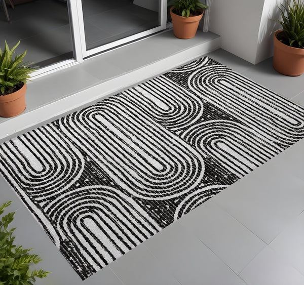 Homeroots 3' X 5' Stylish Abstract Washable Non-skid Area Rug For Indoor And Outdoor Use, Stain Resistant Black Polyester 561807