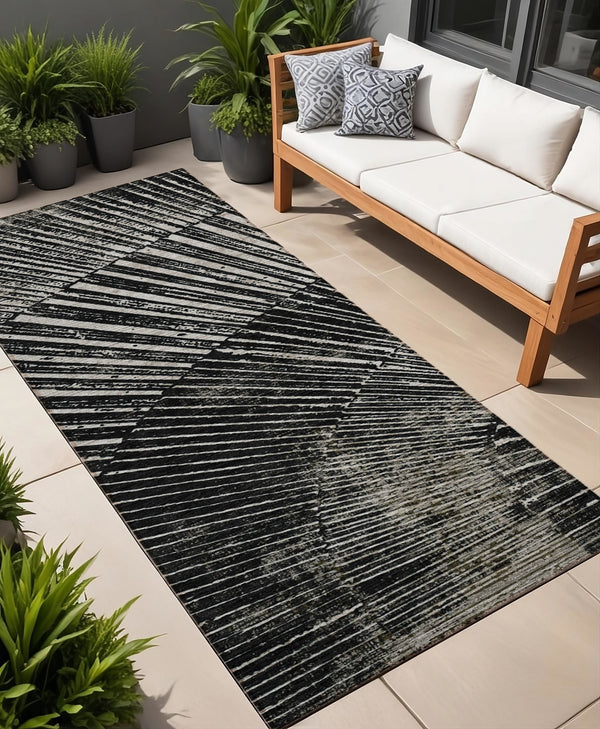 Homeroots 8' Runner Black And Ivory Abstract Washable Non Skid Indoor Outdoor Runner Rug Black Polyester 561949