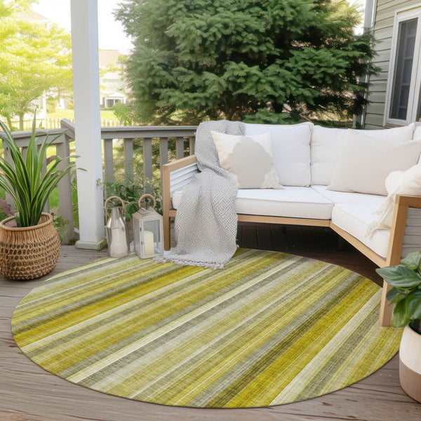 Homeroots 8' Round Gold Round Striped Washable Non Skid Indoor Outdoor Area Rug Gold Polyester 562034