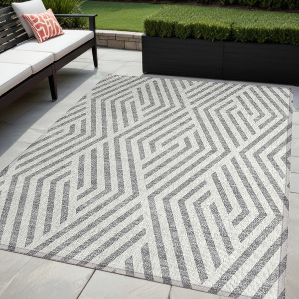 HomeRoots 5' Black and White Geometric Washable Area Rug - Stylish Non-Skid Design for Indoor & Outdoor Use 5' X 8' 562294