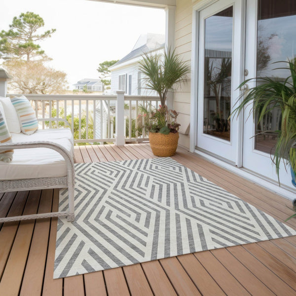 HomeRoots 5' Black and White Geometric Washable Area Rug - Stylish Non-Skid Design for Indoor & Outdoor Use 5' X 8' 562294