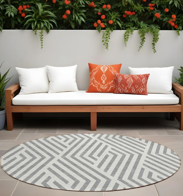 HomeRoots 5' Black and White Geometric Washable Area Rug - Stylish Non-Skid Design for Indoor & Outdoor Use 8' Round 562295