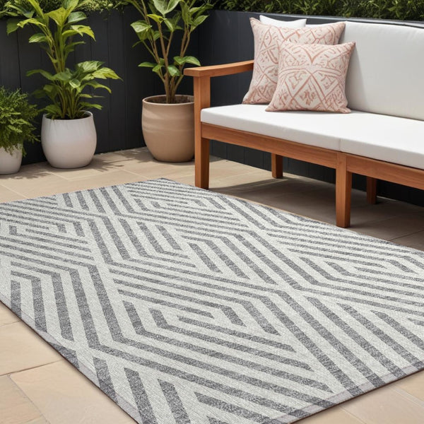 HomeRoots 5' Black and White Geometric Washable Area Rug - Stylish Non-Skid Design for Indoor & Outdoor Use 8' X 10' 562296