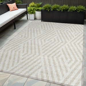 HomeRoots 5' Black and White Geometric Washable Area Rug - Stylish Non-Skid Design for Indoor & Outdoor Use 5' X 8' 562303