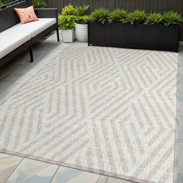 HomeRoots 5' Black and White Geometric Washable Area Rug - Stylish Non-Skid Design for Indoor & Outdoor Use 5' X 8' 562303