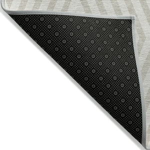 HomeRoots 5' Black and White Geometric Washable Area Rug - Stylish Non-Skid Design for Indoor & Outdoor Use 5' X 8' 562303