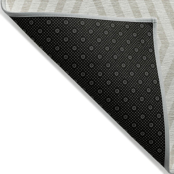 HomeRoots 5' Black and White Geometric Washable Area Rug - Stylish Non-Skid Design for Indoor & Outdoor Use 5' X 8' 562303