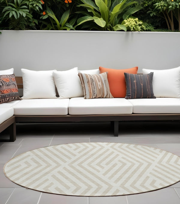HomeRoots 5' Black and White Geometric Washable Area Rug - Stylish Non-Skid Design for Indoor & Outdoor Use 8' Round 562304