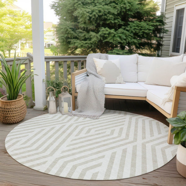 HomeRoots 5' Black and White Geometric Washable Area Rug - Stylish Non-Skid Design for Indoor & Outdoor Use 8' Round 562304