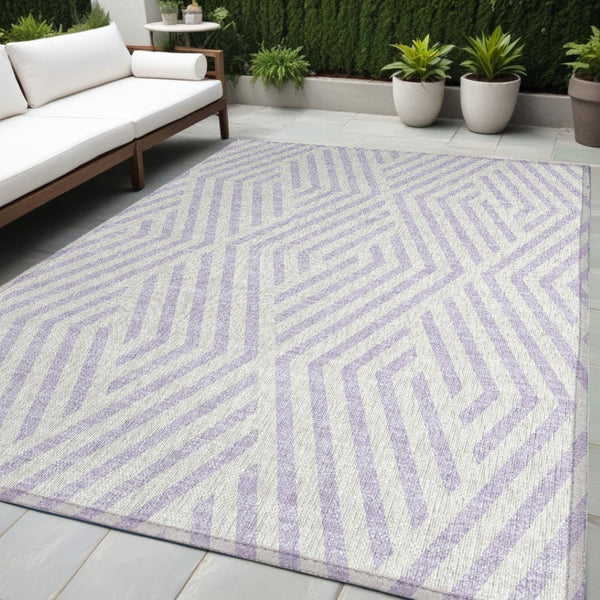 HomeRoots 5' Black and White Geometric Washable Area Rug - Stylish Non-Skid Design for Indoor & Outdoor Use 5' X 8' 562312