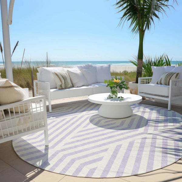 HomeRoots 5' Black and White Geometric Washable Area Rug - Stylish Non-Skid Design for Indoor & Outdoor Use 8' Round 562313