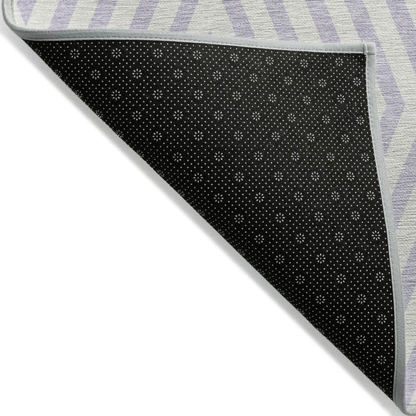 HomeRoots 5' Black and White Geometric Washable Area Rug - Stylish Non-Skid Design for Indoor & Outdoor Use 8' X 10' 562314