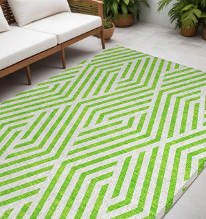 HomeRoots 5' Black and White Geometric Washable Area Rug - Stylish Non-Skid Design for Indoor & Outdoor Use 5' X 8' 562321