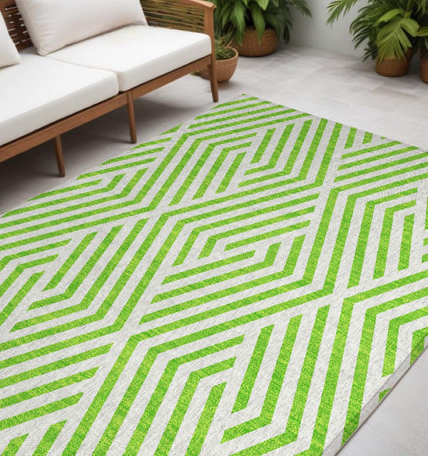 HomeRoots 5' Black and White Geometric Washable Area Rug - Stylish Non-Skid Design for Indoor & Outdoor Use 5' X 8' 562321