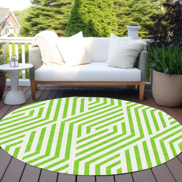HomeRoots 5' Black and White Geometric Washable Area Rug - Stylish Non-Skid Design for Indoor & Outdoor Use 8' Round 562322