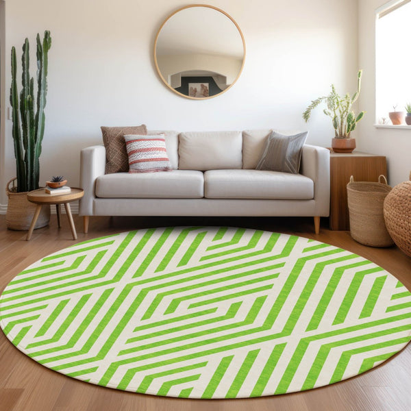 HomeRoots 5' Black and White Geometric Washable Area Rug - Stylish Non-Skid Design for Indoor & Outdoor Use 8' Round 562322