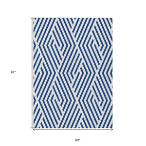 HomeRoots 5' Black and White Geometric Washable Area Rug - Stylish Non-Skid Design for Indoor & Outdoor Use 5' X 8' 562330