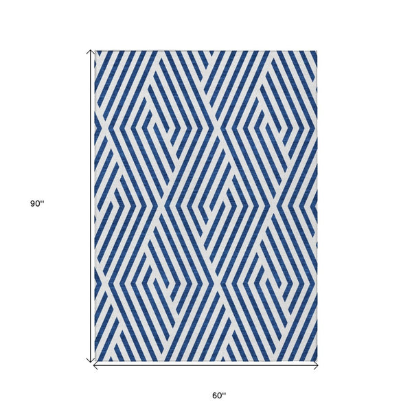 HomeRoots 5' Black and White Geometric Washable Area Rug - Stylish Non-Skid Design for Indoor & Outdoor Use 5' X 8' 562330