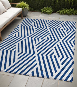 HomeRoots 5' Black and White Geometric Washable Area Rug - Stylish Non-Skid Design for Indoor & Outdoor Use 5' X 8' 562330