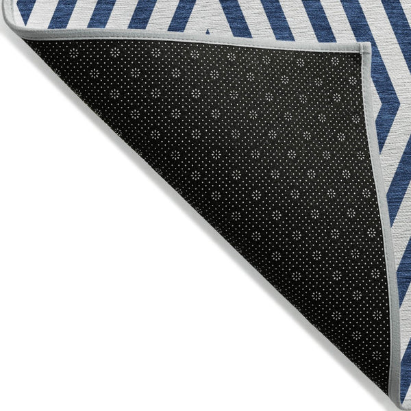 HomeRoots 5' Black and White Geometric Washable Area Rug - Stylish Non-Skid Design for Indoor & Outdoor Use 5' X 8' 562330