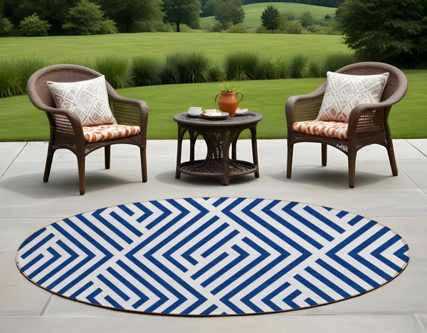 HomeRoots 5' Black and White Geometric Washable Area Rug - Stylish Non-Skid Design for Indoor & Outdoor Use 8' Round 562331