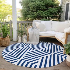 HomeRoots 5' Black and White Geometric Washable Area Rug - Stylish Non-Skid Design for Indoor & Outdoor Use 8' Round 562331