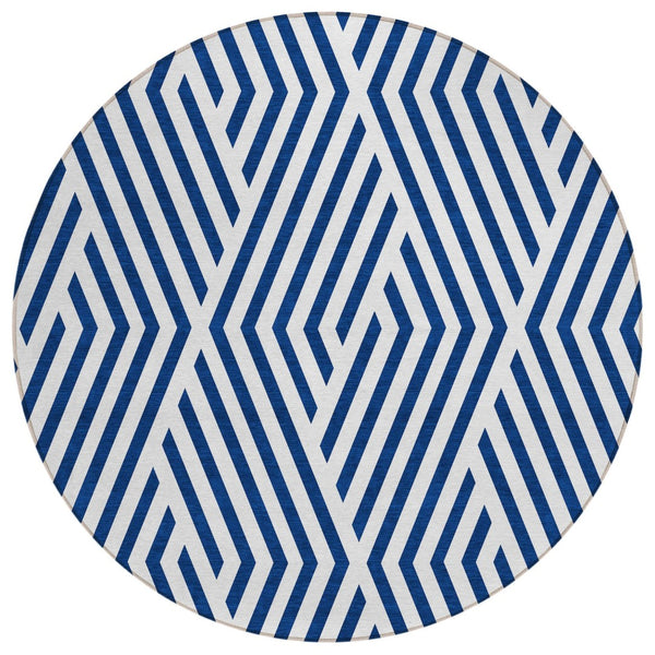 HomeRoots 5' Black and White Geometric Washable Area Rug - Stylish Non-Skid Design for Indoor & Outdoor Use 8' Round 562331