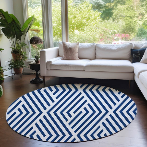 HomeRoots 5' Black and White Geometric Washable Area Rug - Stylish Non-Skid Design for Indoor & Outdoor Use 8' Round 562331